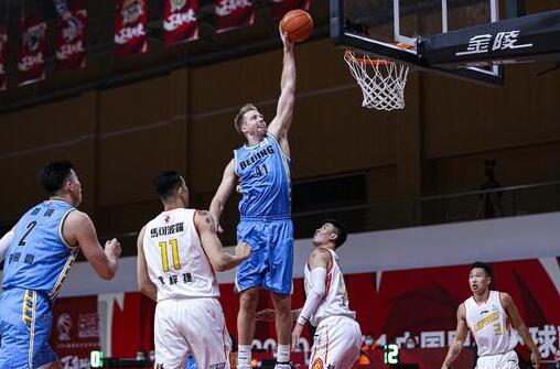 CBA-北京98-84险胜深圳 布克33分6篮板 汉密尔顿21分