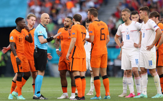 欧洲杯-捷克2-0荷兰晋级八强 德里赫特染红霍莱什传射希克破门
