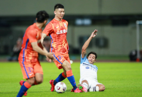 中超-泰山0-0广州城 莱昂纳多进球被吹 韩佳奇屡救险 